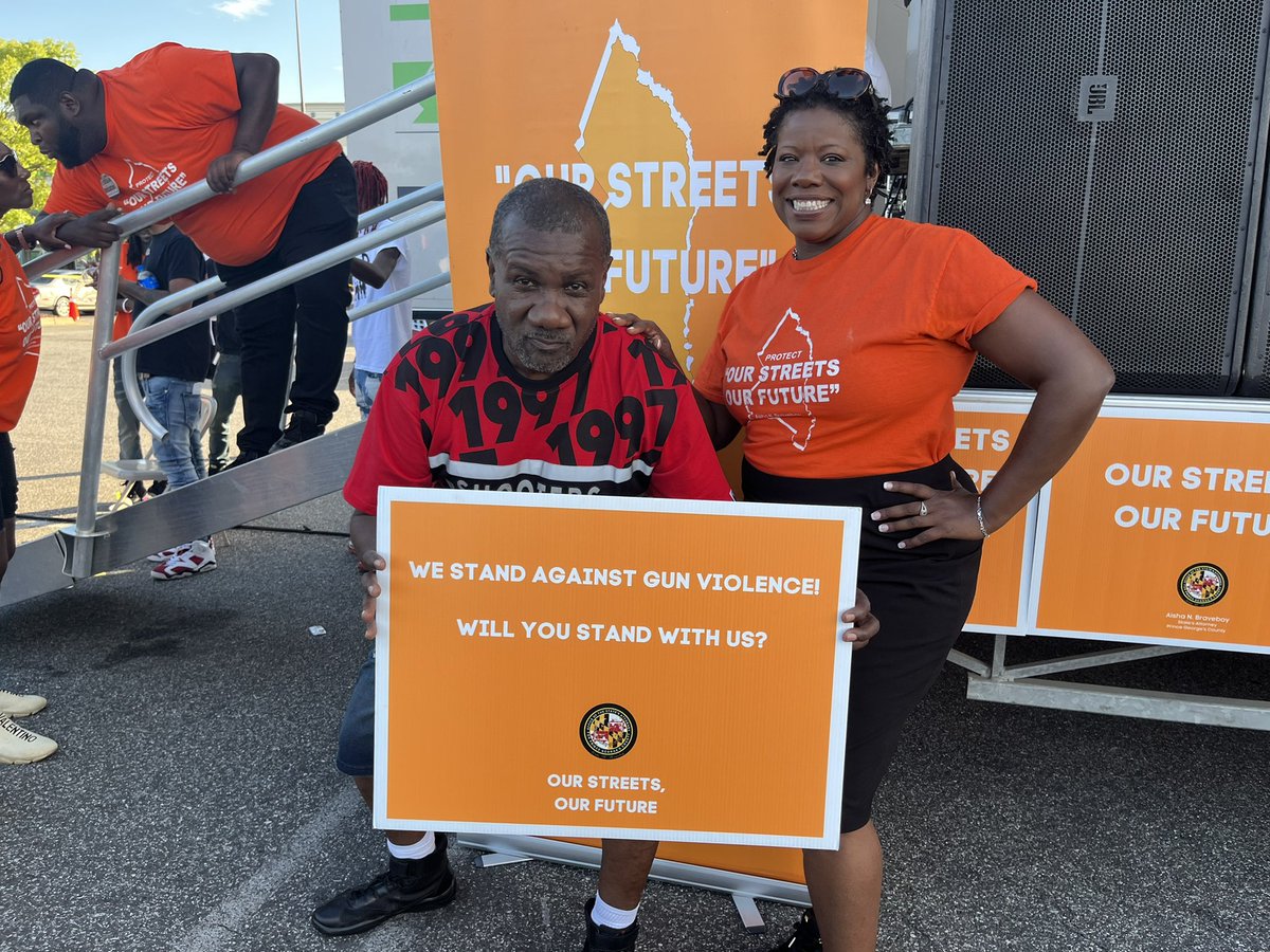 PGSAONEWS's tweet photo. @SugarBearEU stands with @SABraveboy and the rest of us against gun violence. Will you? (Shout out to Sugar Bear for coming out to #OSOF last night.) #StopGunViolence #pgsaonews #bravejustice https://t.co/UF5jhEZjca