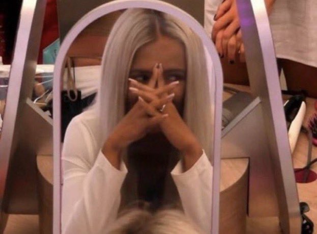 You can tell the producers are suggesting the islanders go talk to Ekin Su about Davide and vice versa cause all of a sudden everyone’s having conversations with them on that exact topic lmao good job #LoveIsland