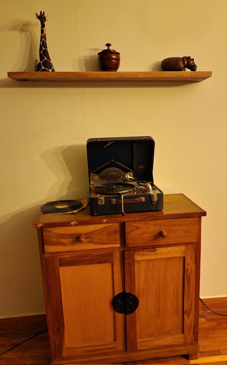 zenaparts's tweet photo. You will find your Zen;
When listening to Vinyls.
#gramophone #zenmusic #zenitude #vintage #zencollection #music #vinyl #columbiarecords https://t.co/BZ1zAsAMSc