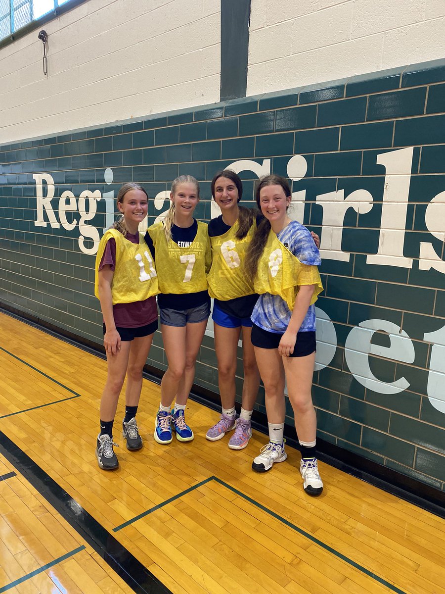 BobNewtRDHS's tweet photo. 4v4 Queens of the Hill; Anna, Claire, Jillian and Maddie. Paws Up! https://t.co/xPJ39XuWeF