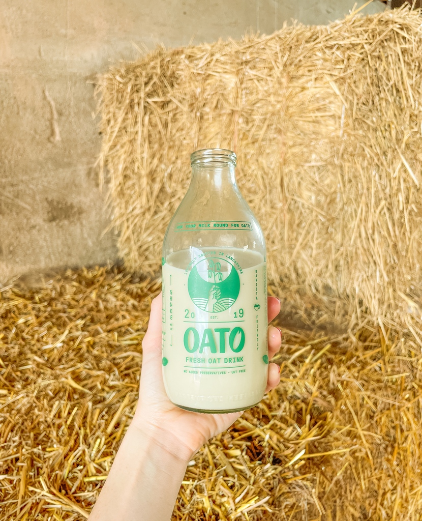 oatofresh's tweet photo. Did you know we're resolving part of the plastic crisis we're facing today? Each bottle visits an average of 25 households, and once it's run its life, it can be recycled into new glass.🥛⁠
⁠
#oatofresh #ecofriendly https://t.co/PAz1fLTDq1