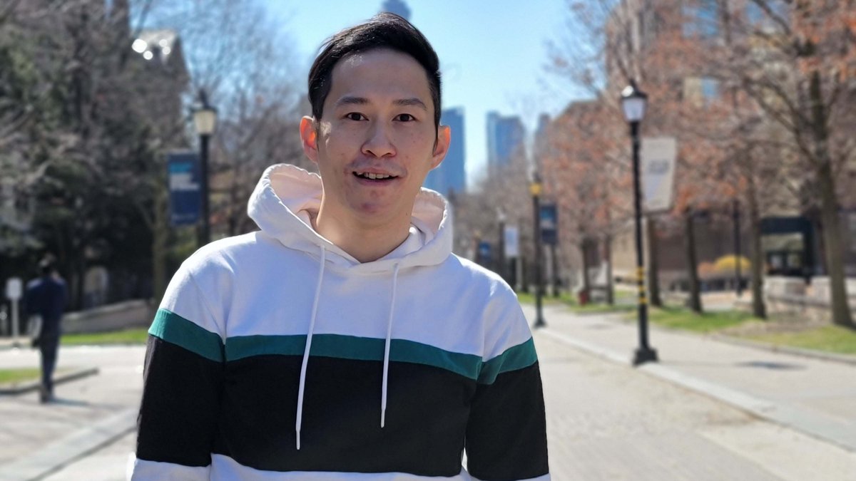 UofTEngineering's tweet photo. New #UofTEngineering @uoftmse PhD grad Kok Long Ng is catalyzing the future of rechargeable aluminum batteries β‘οΈ. He's one of our #GradstoWatch: https://t.co/04nOMvXY0h #UofTGrad22 https://t.co/modxEzcdcb