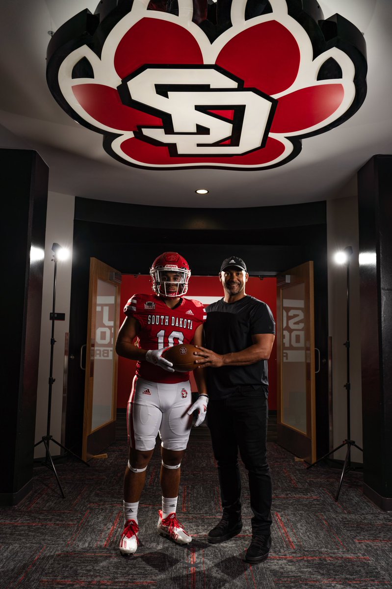 GabrielHardman4's tweet photo. Had An Amazing Time At The University Of South Dakota They Showed Great Hospitality !@PantherPride305 @_CoachHodge @Coach_CJRobbins @CoachTaylorDB ❤️ https://t.co/4aXz30lq78