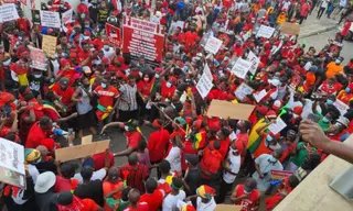 Daakyemanpanin1's tweet photo. This demonstration will make the NPP government unpopular due to its vast number of citizens' activism. 🤔
#AriseGhana 
#JoyNews 
#JohnniesBite https://t.co/i3adqBIVVh