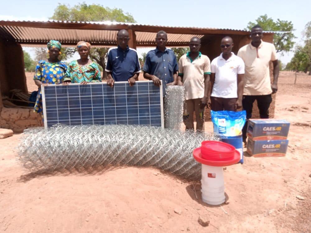 ONG_Amedd's tweet photo. Dans le cadre du projet "Autonomisation des femmes et des jeunes agriculteurs vulnérables dans les régions d #Segou et d #Sikasso", l'#ONG_AMEDD avec #Rise_Against_Hunger ont doté les coopératives des villages de #Koumbri et #Nianasso d kits d'aviculture et d Poussins Wassashe3/4 https://t.co/0U4Po7nSwu