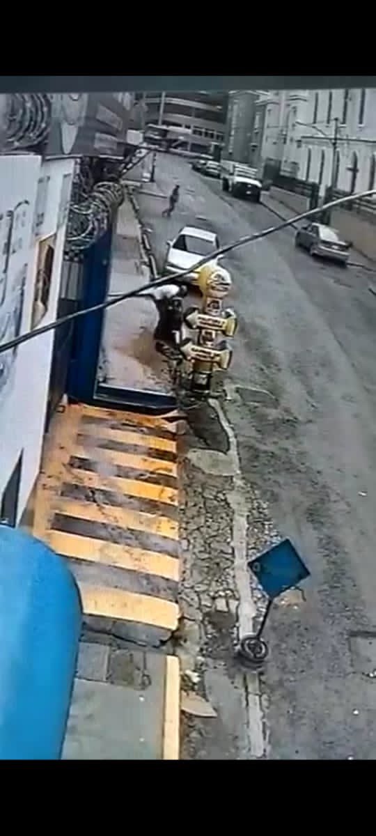 #CICPC tras la pista de dúo hamponil que disparó contra mujer en Bellas Artes. 
instagram.com/p/CfZmf0qpjC2/…