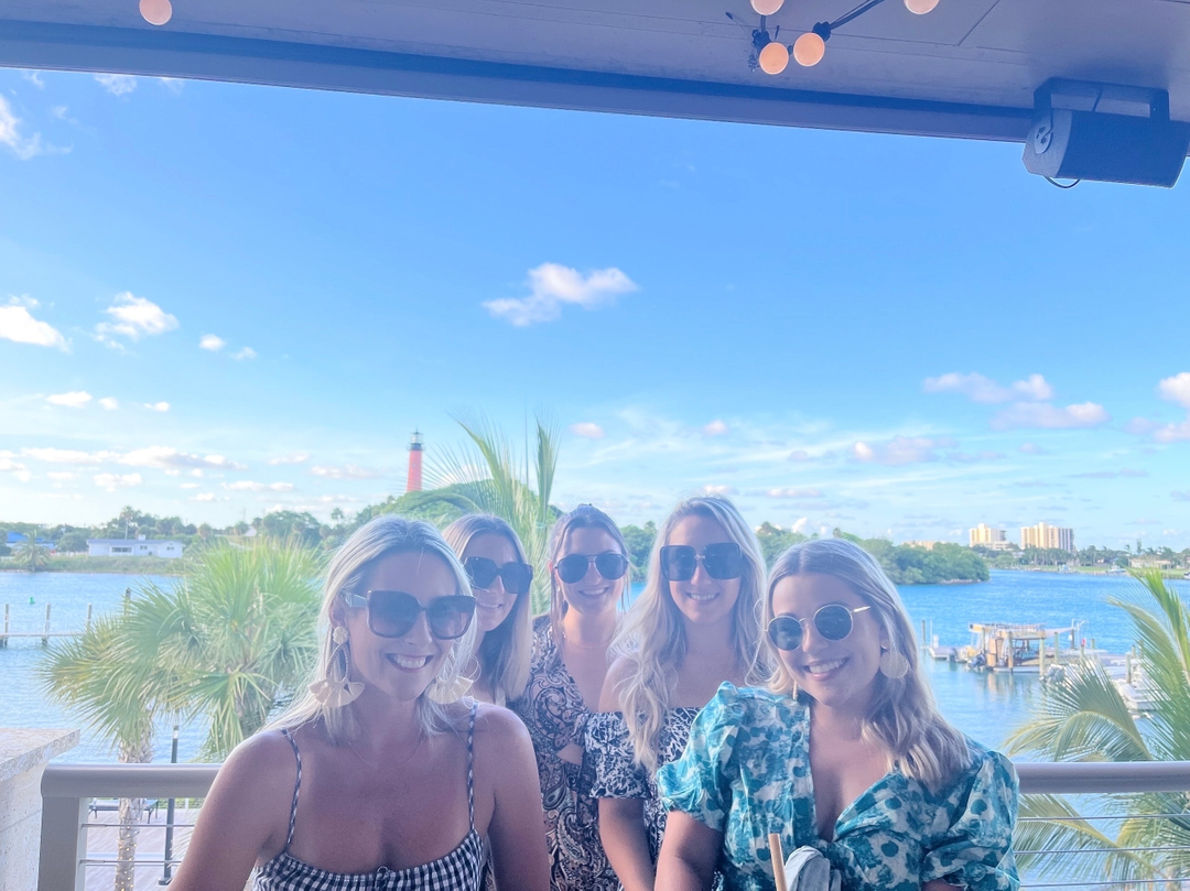 JenniferLynnID's tweet photo. The team enjoying Jupiter life ! ☀️  

#juplife #jupiterdesigner #palmbeachdesigner #jupiterinteriordesigner #jenniferlynnid #jlid #lovewhereyoulive #lovewhereyouwork #topsidebar #lovestreet #supportlocal https://t.co/T4PE2STTbn