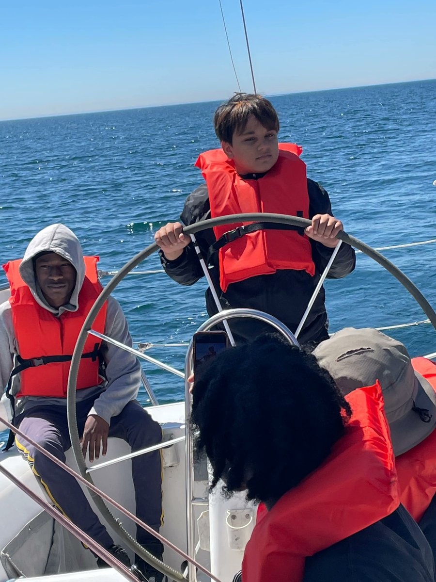 frontlinesto's tweet photo. Last week Friday the youth from our LIT and FIT program went sailing downtown with the national yacht club. Our youth worked together and learned how to operate a boat 🏙️ 🛥️
#torontoteens #torontoyouth #torontolake #torontoleaders #torontoyacht #torontosailing #torontoclub https://t.co/rMNp3OQA6G