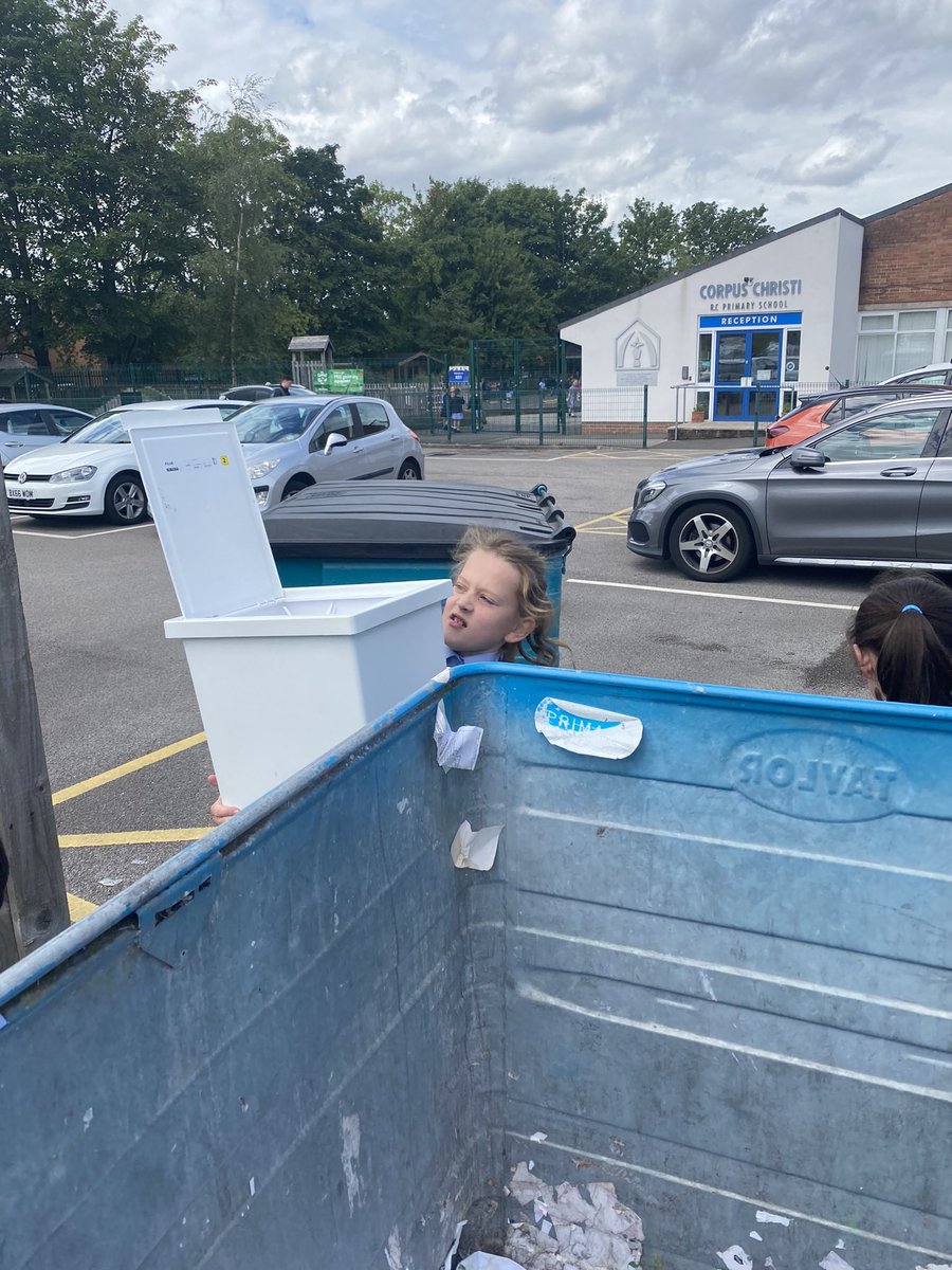 CORPUS1275's tweet photo. Today some of our Year 3 pupils helped with our paper recycling. They talked about the importance of recycling paper and emptied the bins around the school. ๐ #makesmallchanges https://t.co/ZiAjiTiIwl