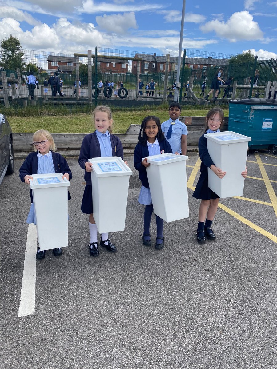 CORPUS1275's tweet photo. Today some of our Year 3 pupils helped with our paper recycling. They talked about the importance of recycling paper and emptied the bins around the school. ๐ #makesmallchanges https://t.co/ZiAjiTiIwl