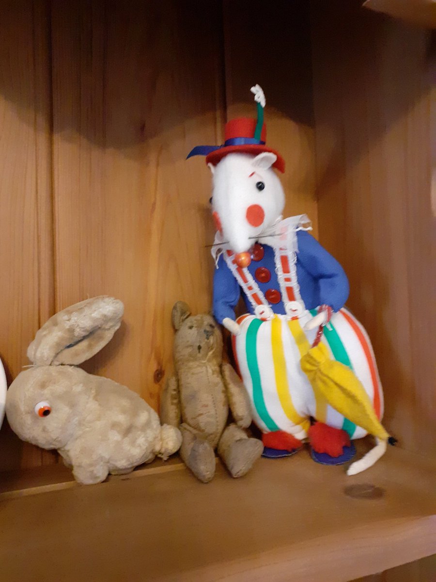 CornwallHour's tweet photo. Random photo...
Some vintage antique things I got too attached to when I put them out for sale at my shop @TreasurePenzanc 
Mouse is #Mousehole mouse made in #Mousehole ! Apparently there used to be shop there with handmade mice
All 3 now live on my dresser at home #Cornwallhour https://t.co/LbIZfGZqu3