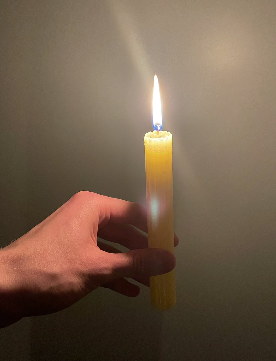 eriksson_396's tweet photo. In meinen letzen Tagen in Stellenbosch komme ich tatsächlich nochmal in den Genuss von Stufe 6 #Loadshedding. Das bedeutet keinen Strom von 4-6.30 Uhr &amp; 12-14.30 Uhr &amp; 20-0.30 Uhr. Da bleibt nur der Griff zur Kerze. 🕯
#studierenweltweit #erlebees #Eskom https://t.co/t3mGXdSmhb