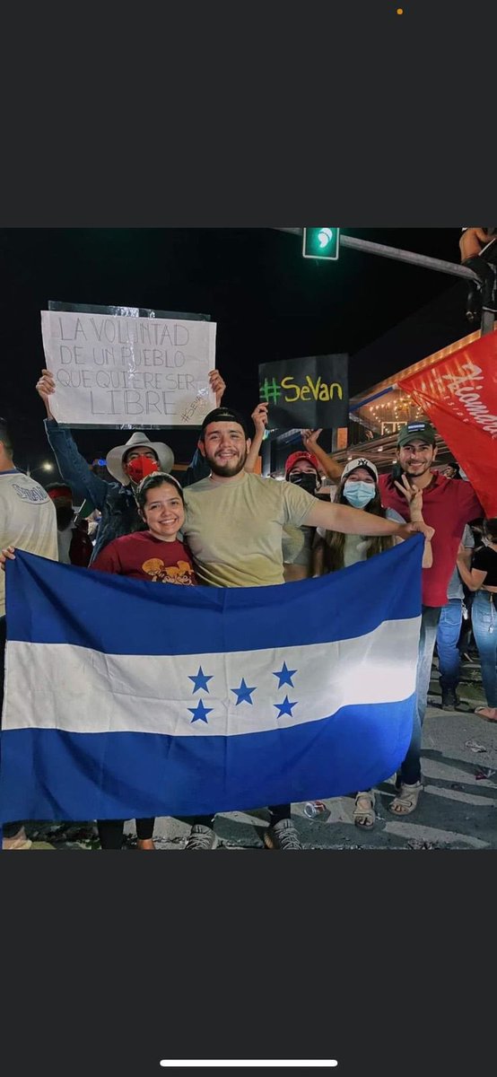 <a href="/XiomaraCastroZ/">Xiomara Castro de Zelaya</a> usted le prometió al pueblo que con usted no habría que emigrar que usted abriría oportunidades, esta pareja de jóvenes adeptos a usted y su partido creyendo en usted y los decepcionó murieron hace 2 días y ni siquiera a identificarlos mando.