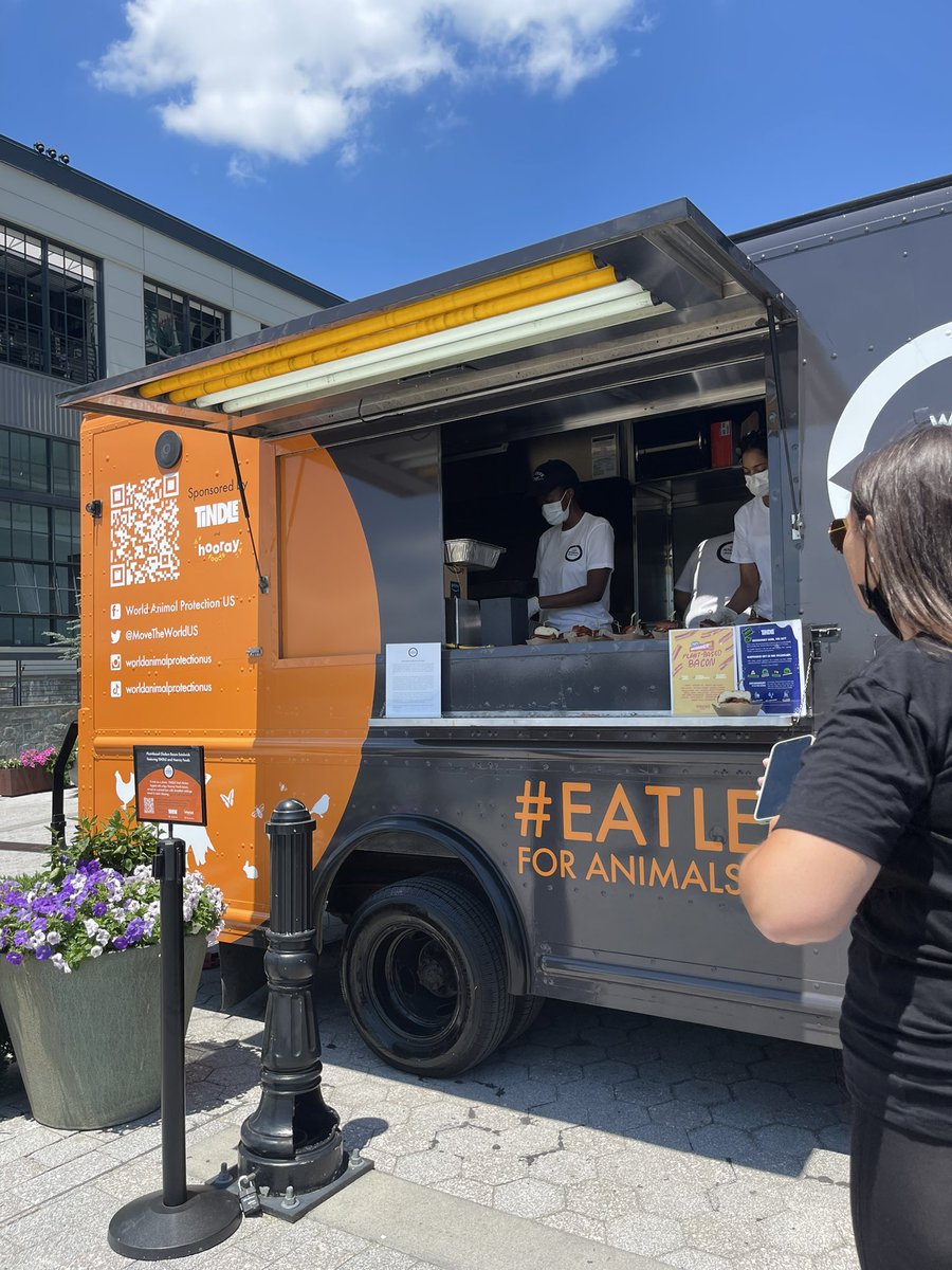 Here at @TheWharfDC with the @MoveTheWorldUS team sharing how delicious #PlantBased eating can be! Giving out free chicken and bacon sandwiches made with @TiNDLE_foods and @EatHoorayFoods cooked up fresh by the @promobilekitchn team. #eatlessmeat