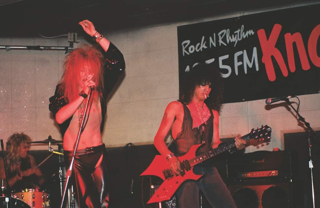 First50GigsS's tweet image. Hoy es el último día para el precio de reserva anticipada para la exhibición de fotografía del 35 aniversario de Appetite for Destruction, ¡así que consigan las suyas mientras puedan! smarturl.it/Appetite35thEx…