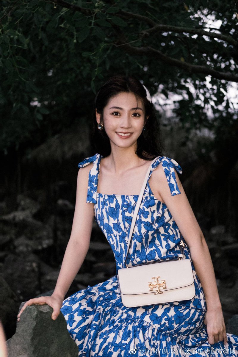 XingFei_Ph's tweet photo. #XingFei For ToryBurch Bag⭐️
#邢菲 #toryburch https://t.co/MbuObJepjA
