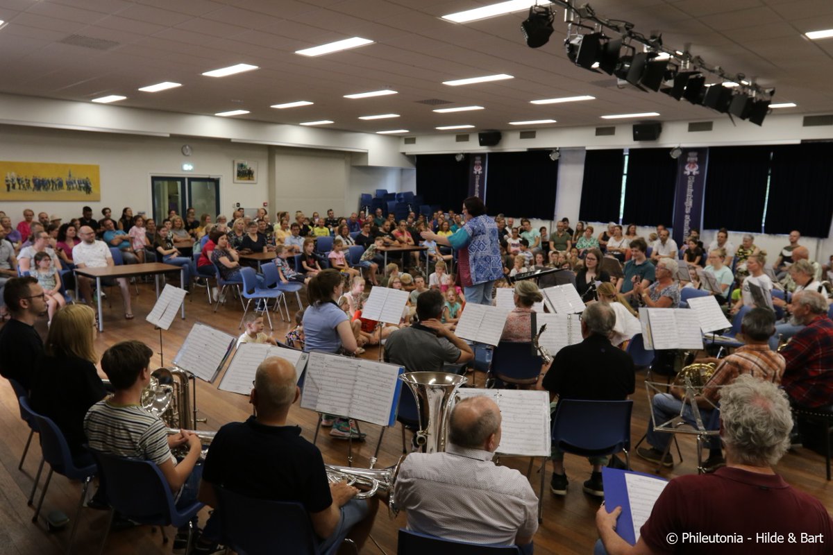 Meer muziek in de klas!
Groep 5 en 6 van BS De Vendelier kwamen 28-6 naar ons verenigingsgebouw. Voor een volle zaal en onder begeleiding van het Philbee orkest, lieten ze horen en zien wat ze de afgelopen zes weken hebben geleerd van juf Jonie. 
phileutonia.nl/archives/5408