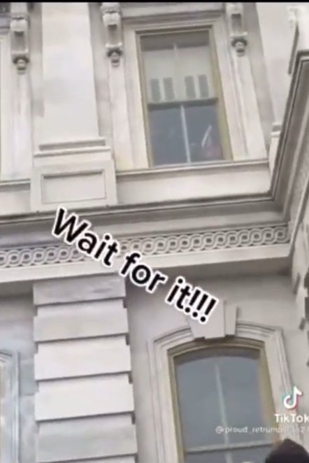 BourgeoisViews's tweet photo. @JerseyJoe1234 How did you determine that what you saw in that window was Antifa? Whatever it was had the shape of a balloon. https://t.co/toTc16vP4N