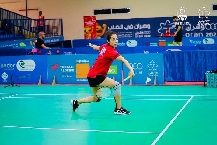 🇹🇷 Özge de göğsümüzü kabarttı!

🥉 Cezayir’de devam eden 19. Akdeniz Oyunları’nda mücadele eden bir diğer milli badmintoncumuz olan Ö𝒛𝒈𝒆 𝑩𝒂𝒚𝒓𝒂𝒌 𝒅𝒂 yarı final gördüğü organizasyonda rakibi İspanyol Beatris Ocana’ya mağlup olarak bronz madalyanın sahibi oldu.