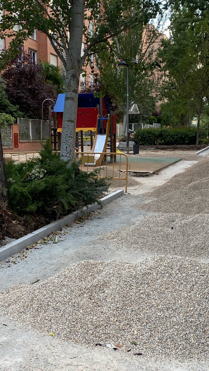 botonamon's tweet image. En serio @jmorenogarcia que vais a cambiar todos los parques de Tres cantos menos los de travesía del tornado? Espero equivocarme