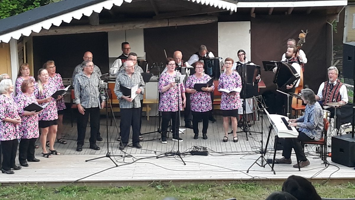 #Itikkapelit #Ikaalinen #Röyhiö'n #Seleentakuset'n-kesäteatterissa käynnistivät allekirjoittaneen #SataHämeSoi'n 2022. #IkaalistenViulupelimannit, #IkaalistenHarmonikkamiehet ja #ViihdekuoroSataHäme järjestivät upean musiikkiesityksen. Kiitos kyläseuralle puitteista! 😊🙏❤