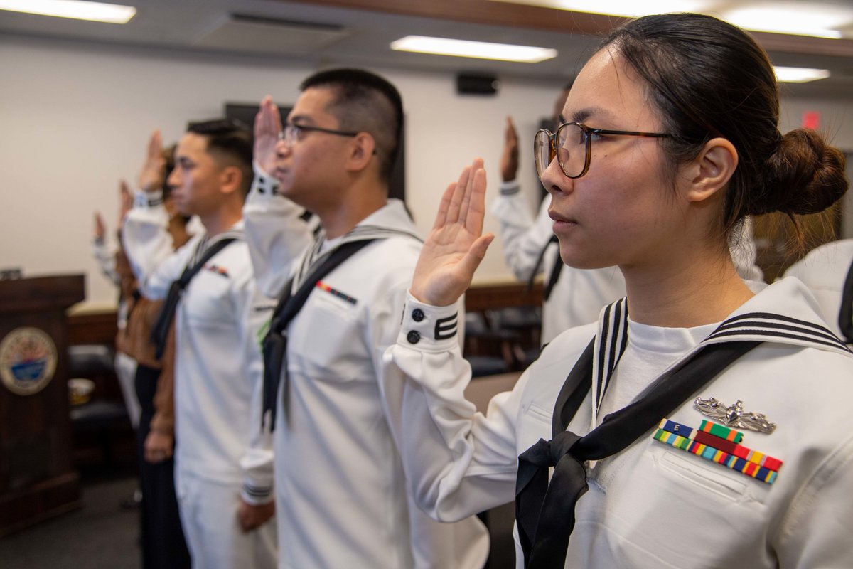 Congratulations, shipmates on your U.S. citizenship. Our Sailors’ stories and their cultures, customs, and traditions unites us and makes us stronger. Thank you for your service and we are proud of you.
dvidshub.net/image/7295006/…