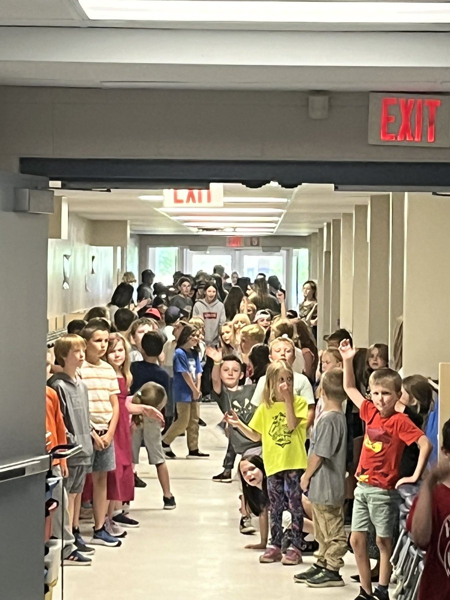 sjfgator's tweet photo. Saying our final goodbyes to our Gr. 8 Graduates. #WeWillMissYou #GatorParade https://t.co/GXDLWhi7XA