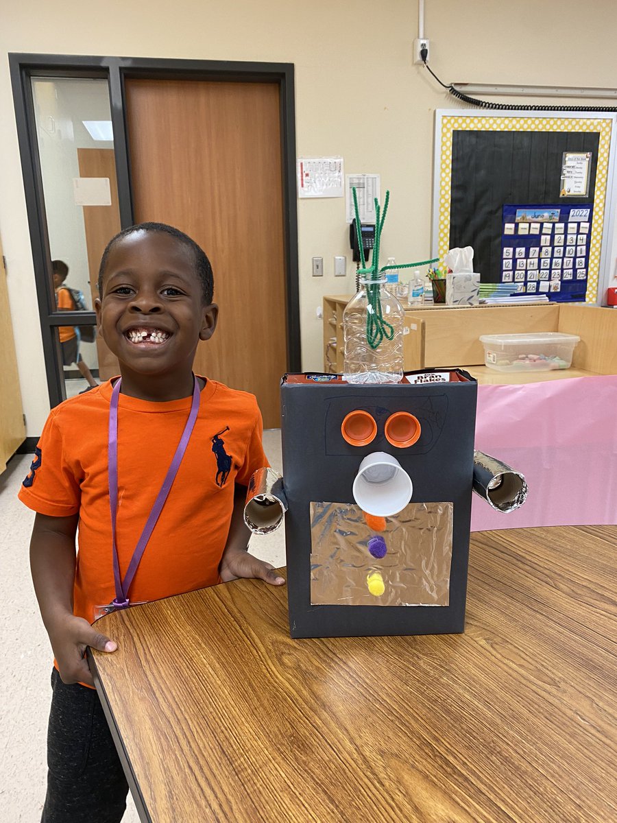 JulieBounds88's tweet photo. My Busy Bees worked hard to create their own robots out of recycled materials! Way to go campers! @TashaJ808 @Jones_AISD @Magrill_AISD @RR_Sweet @IntotheFuture22 https://t.co/ieJE4z9XoP