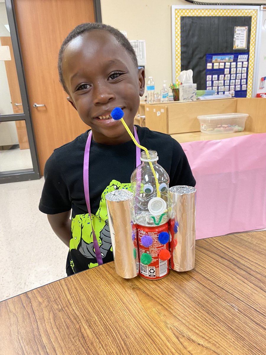 JulieBounds88's tweet photo. My Busy Bees worked hard to create their own robots out of recycled materials! Way to go campers! @TashaJ808 @Jones_AISD @Magrill_AISD @RR_Sweet @IntotheFuture22 https://t.co/ieJE4z9XoP
