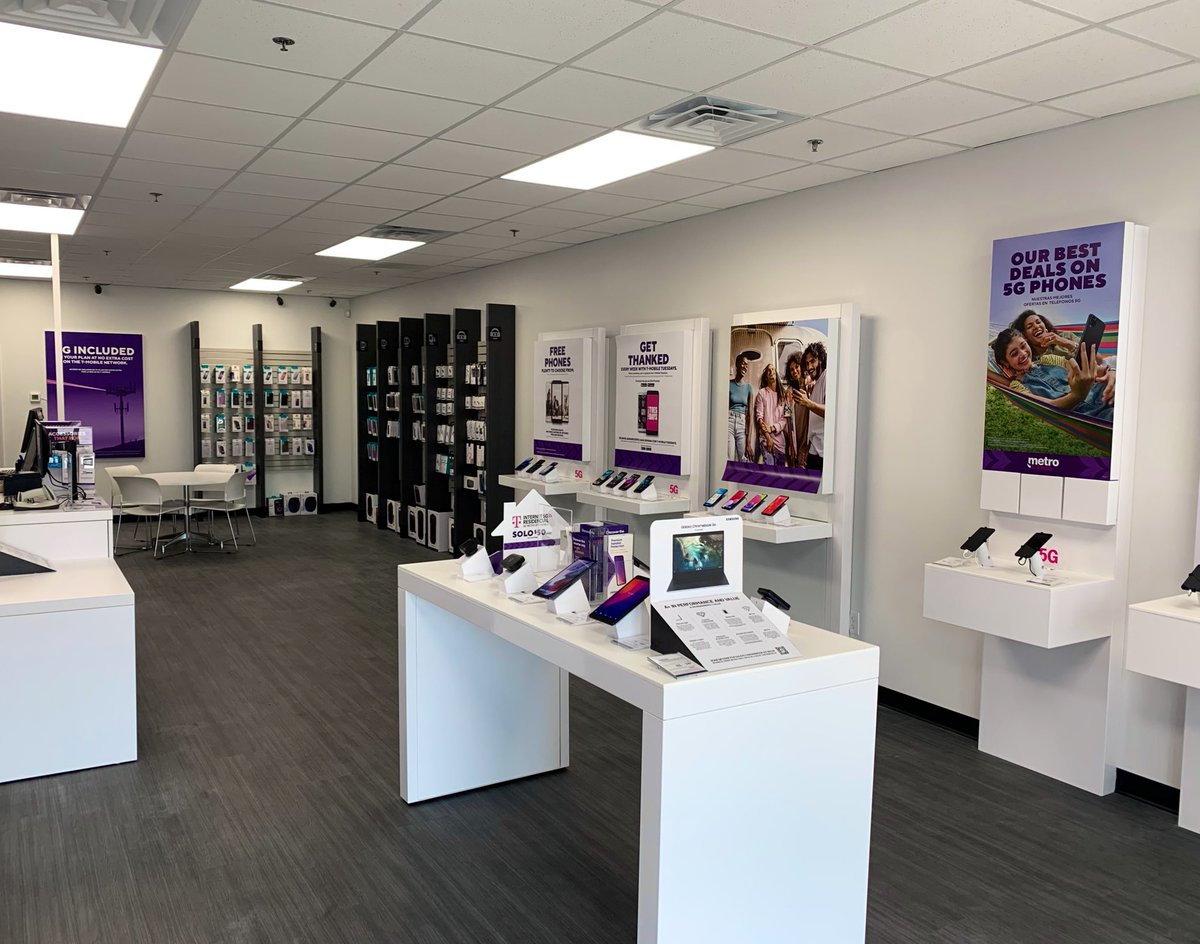 What a beautiful new Metro by T-Mobile store in Owensboro, KY! We are excited to support this great team in their new space! <a href="/MetroByTMobile/">Metro by T-Mobile</a> <a href="/TMobile/">T-Mobile</a> @DEnglishMetro <a href="/tglover187/">Terrance Glover</a>