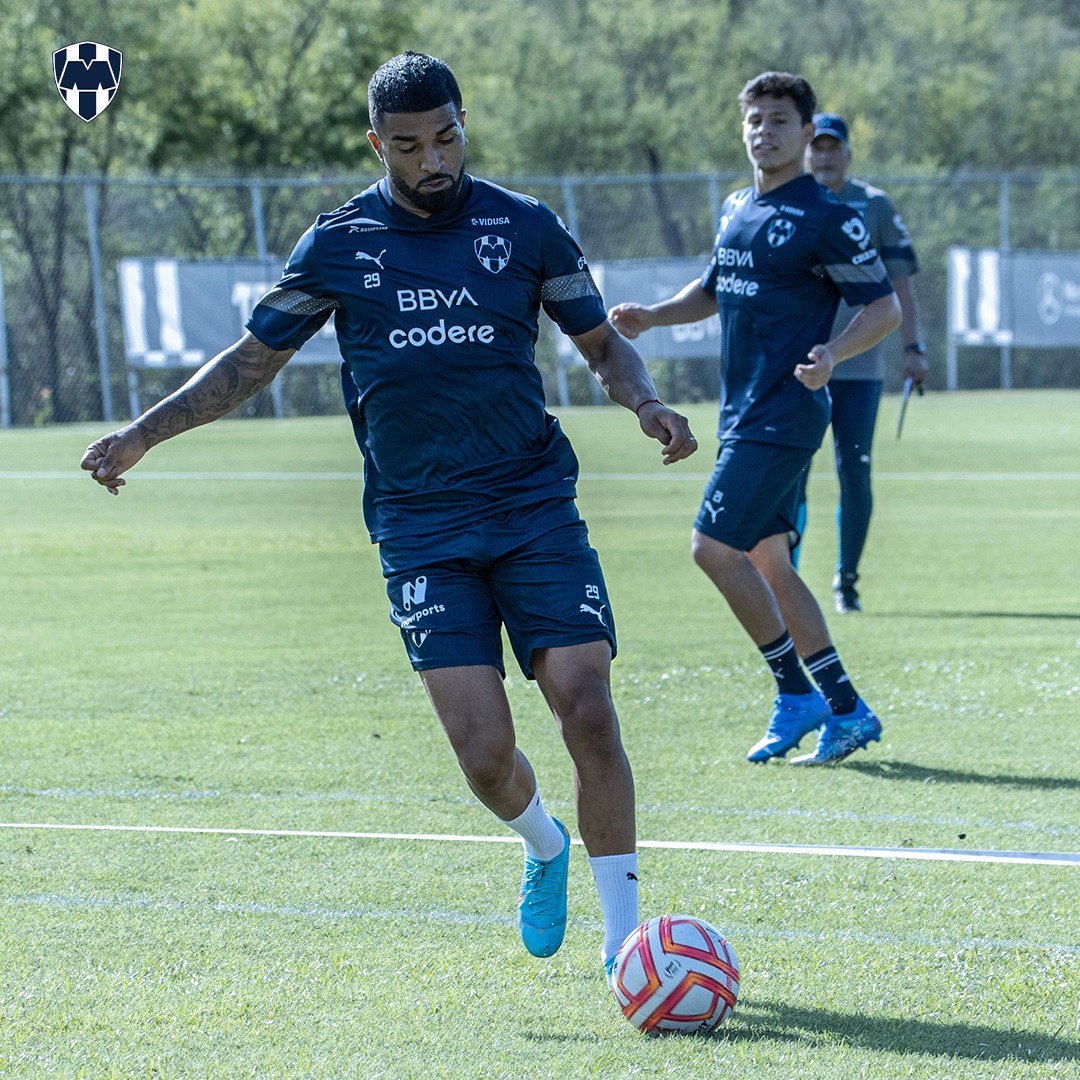 🏃🏻‍♂️| Centro de @erickg_14 ☄️🔝

El remate de @Rodrigooaguirre 👟⚽

#EntrenamientoRayado 
#ArribaElMonterrey 🇫🇮