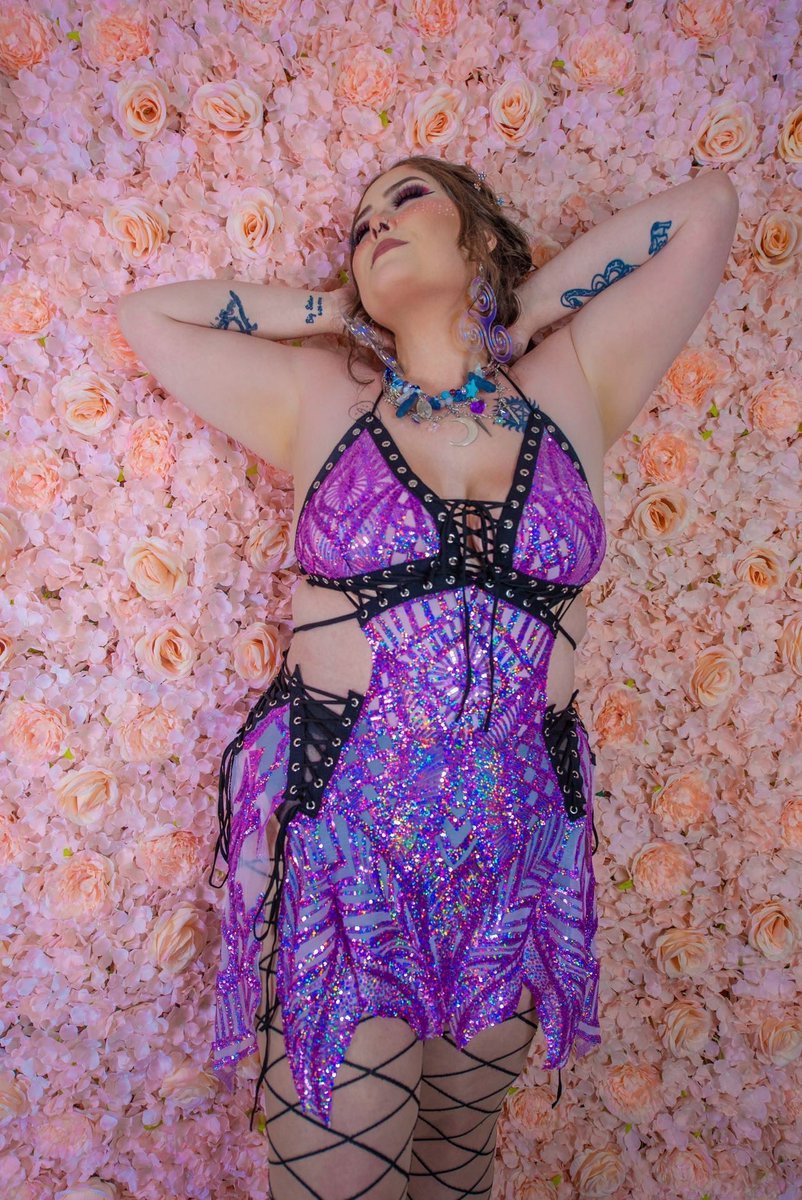RaveMomMolly's tweet photo. I never post a Instagram and Twitter deserves to see these photos. Shout out to @discolem for this amazing opportunity, these fire fits and making me feel like a Fairy Queen!!! 🧚‍♀️ 👑 🔥 https://t.co/mjC6oVbSZw