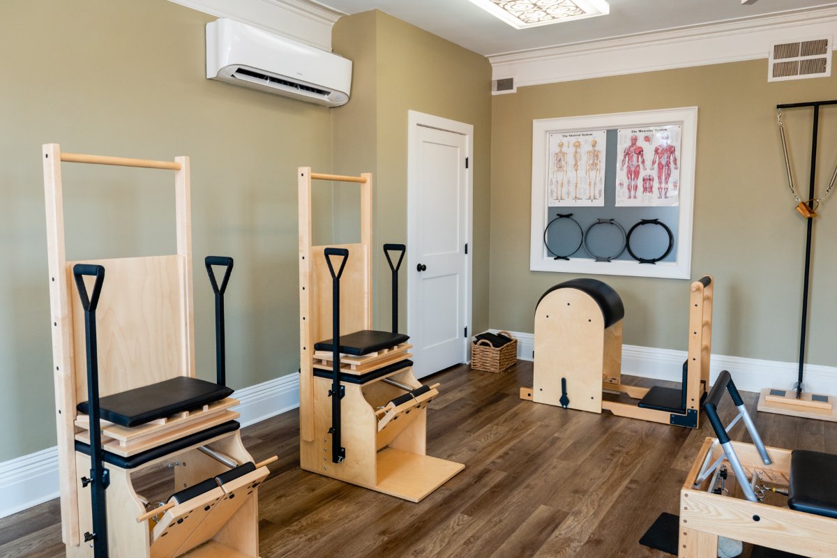 PHPilates1620's tweet photo. Our clean and cozy studio feels like home to us. We hope to make it a safe space for you as well! ❤️💜🧡💛💚💙 #pilatesprinciples #massachusettspilates #pilates #powerhousepilates #pilatesapparatus #pilatesstudio #classicalpilates #plymouthma https://t.co/WdsCNr4ThE