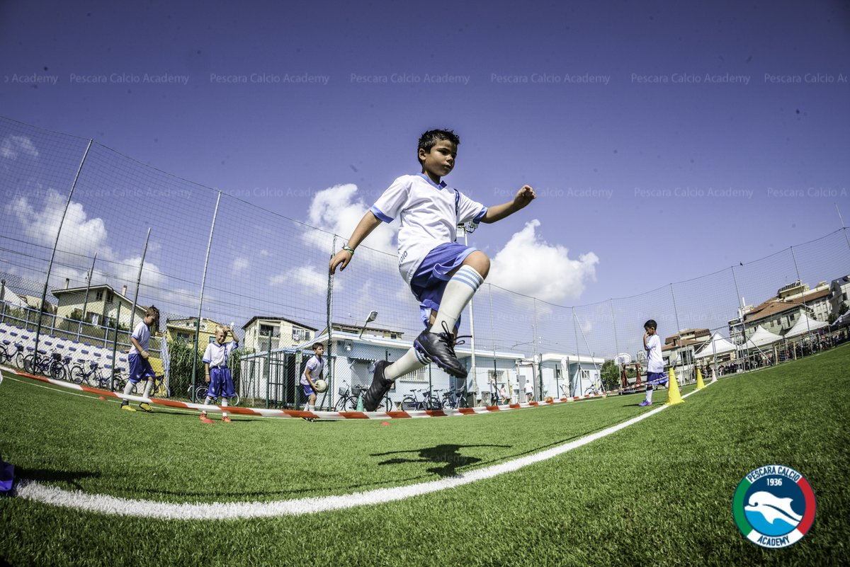 PescaraCalcio's tweet photo. Continua il nostro CAMPioni 2022 presso il #PinetoBeach tutto dedicato ai giovani 🐬🐬🐬🐬🐬
📸 fotogallery 👉 https://t.co/LYNvtb8Akw https://t.co/0Rhbm6PN3a