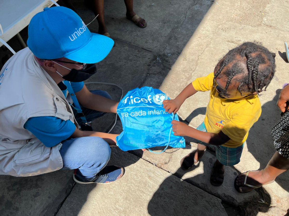 El acceso a agua, higiene y saneamiento es un derecho para cada niño, niña y adolescente.

Por eso, el equipo de UNICEF se encuentra en #Tamaulipas entregando kits de higiene para niñas,niños y familias migrantes que viven en albergues de Matamoros, Reynosa y Nuevo Laredo.