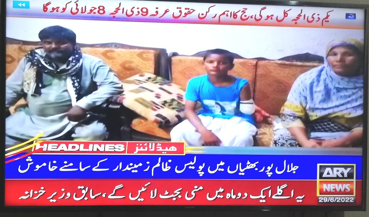 UsmanSaleem2003's tweet photo. The arm of the boy is cut by a feudal lord and police is afraid of filing case against him.
Which society allows to treat its people in this way??? 😤😤😠 https://t.co/hyvfHB1Adz