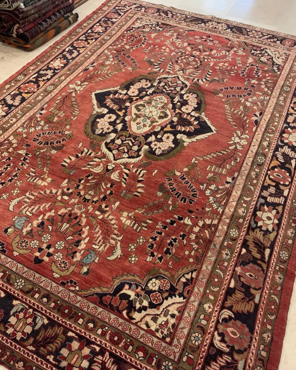 farshbaz's tweet photo. لیلیان برای خمین اراکه و روستایی ارمنی نشین بوده با گره ترکی و طرح شاخ بزی، بیشتر محصول این ��وستا فرش و شراب بوده که هر دو شهرتی جهانی داشتند، و رنگ برخی از خامه فرش ها با شراب قرمز بوده
پس از انقلاب، روستا به خاطر اینکه محل شراب سازی بوده تخریب و امروزه تبدیل به خرابه شده
#قالی https://t.co/sQc2MOUrvz