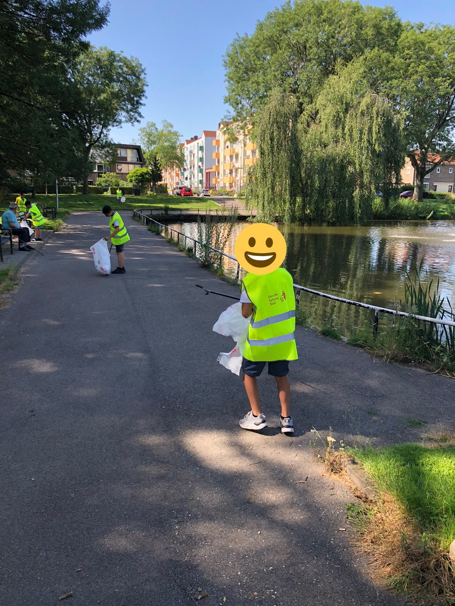 Vandaag was de opruimactie met groep 7&amp;8 in de wijk. #Hoograven #opruimactie #wijk #samen #vreedzamekinderraad #schoonmaken  <a href="/DOCKUtrecht/">DOCK Utrecht</a> <a href="/blauwaventurijn/">Blauwe Aventurijn</a> <a href="/GemeenteUtrecht/">Gemeente Utrecht</a>