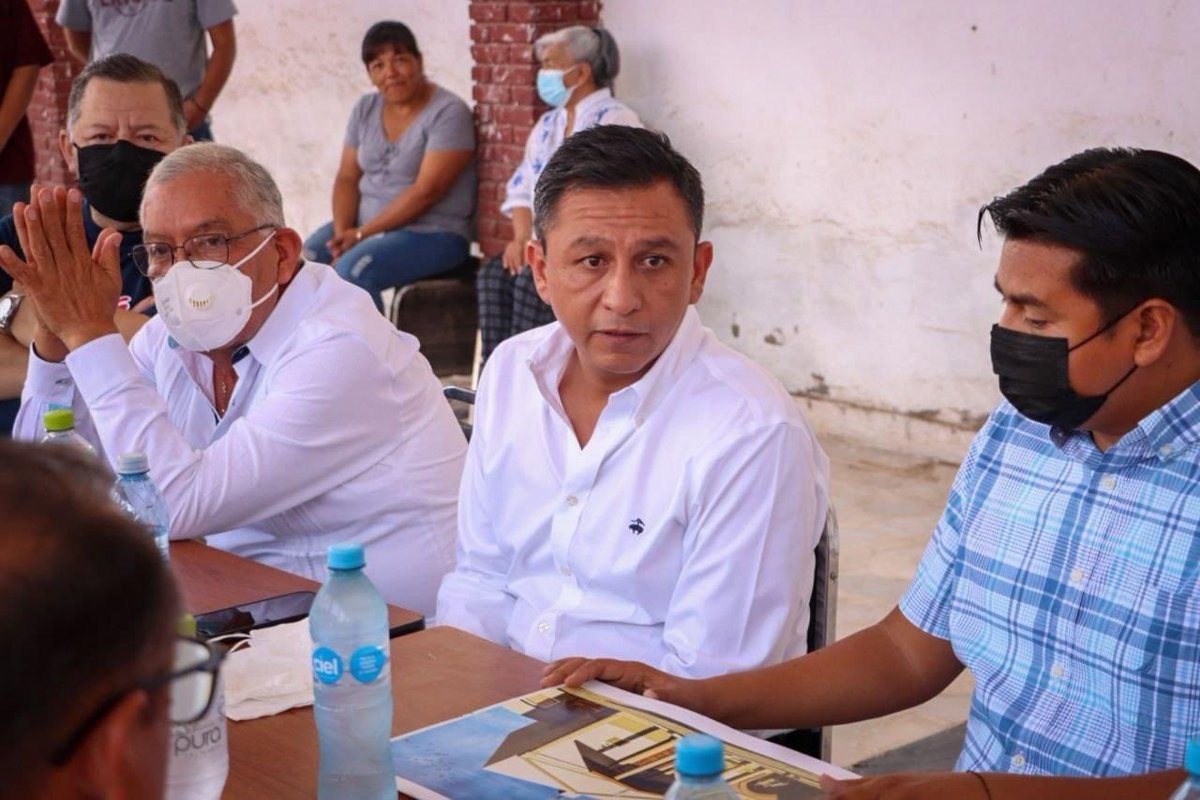 charro_rl's tweet photo. Este medio día en compañía del Diputado Local Ing. @RONOFRE58 sostuvimos una plática con el parroco de la iglesia de Nuestra Señora de Guadalupe del Ejido Coyote, con la intención de escuchar sus propuestas para la remodelación y rehabilitación de la iglesia.
@mrikelme #JLHM https://t.co/OhJotYf1kq