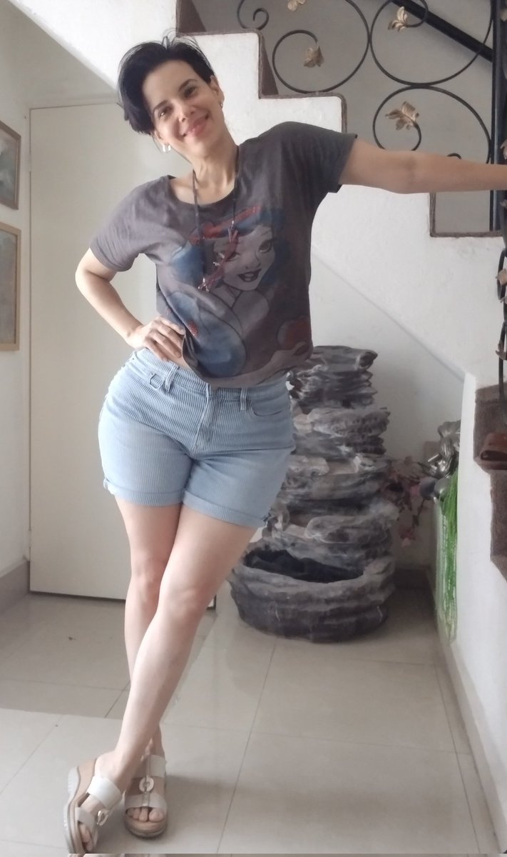 gavinci7's tweet photo. Yo no usaba shores, pero es que la calor es hodible. Madurar es cuando ya empieza a valer sombrilla la celulaits y la guanguencia. https://t.co/P1g4suxHOP