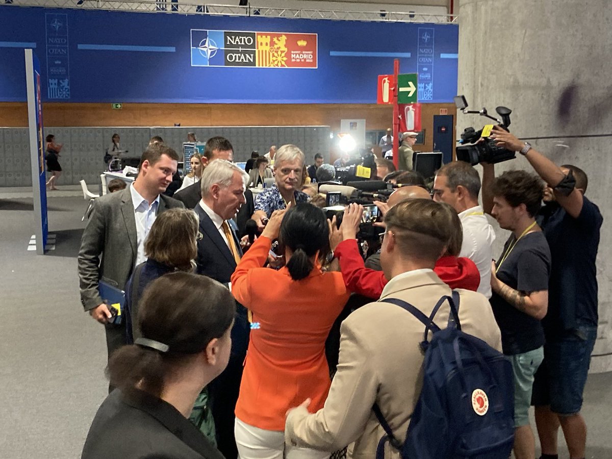 Tänään <a href="/NATO/">NATO</a> kutsui Suomen ja Ruotsin liittokunnan jäseniksi. Täällä Madridissa se oli myös päivän suurin mediatapahtuma. Kansainvälinen kiinnostus maitamme kohtaan on nyt hurjaa.

Lämmin kiitos valmistelijoille, jotka käyttivät myös juhannuksensa tämän asian viemiseksi maaliin.