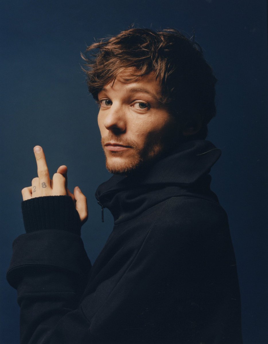 tomlinfix's tweet photo. SOMEONE MAKE THIS A LOCKSCREEN RIGHT NOW https://t.co/NDdOgBt47T