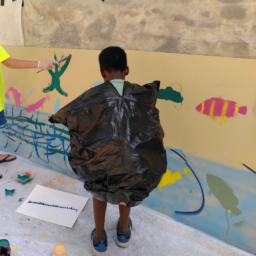 Mairie4Lyon's tweet photo. Cet après-midi les enfants du 38-40 bis quai Gillet, étaient réunis pour créer une fresque dans le petit parc Serin en présence de l’association #MUR69 et #LauraArnod. Cette animation fait écho à la fresque de @spone qui sera inaugurée demain à 18h avec @RemiZinck et @elodietrias https://t.co/ZUZ4k91fRK