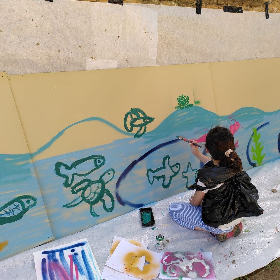 Mairie4Lyon's tweet photo. Cet après-midi les enfants du 38-40 bis quai Gillet, étaient réunis pour créer une fresque dans le petit parc Serin en présence de l’association #MUR69 et #LauraArnod. Cette animation fait écho à la fresque de @spone qui sera inaugurée demain à 18h avec @RemiZinck et @elodietrias https://t.co/ZUZ4k91fRK
