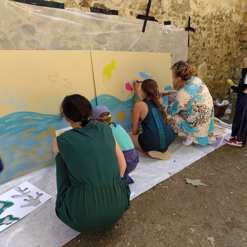 Mairie4Lyon's tweet photo. Cet après-midi les enfants du 38-40 bis quai Gillet, étaient réunis pour créer une fresque dans le petit parc Serin en présence de l’association #MUR69 et #LauraArnod. Cette animation fait écho à la fresque de @spone qui sera inaugurée demain à 18h avec @RemiZinck et @elodietrias https://t.co/ZUZ4k91fRK