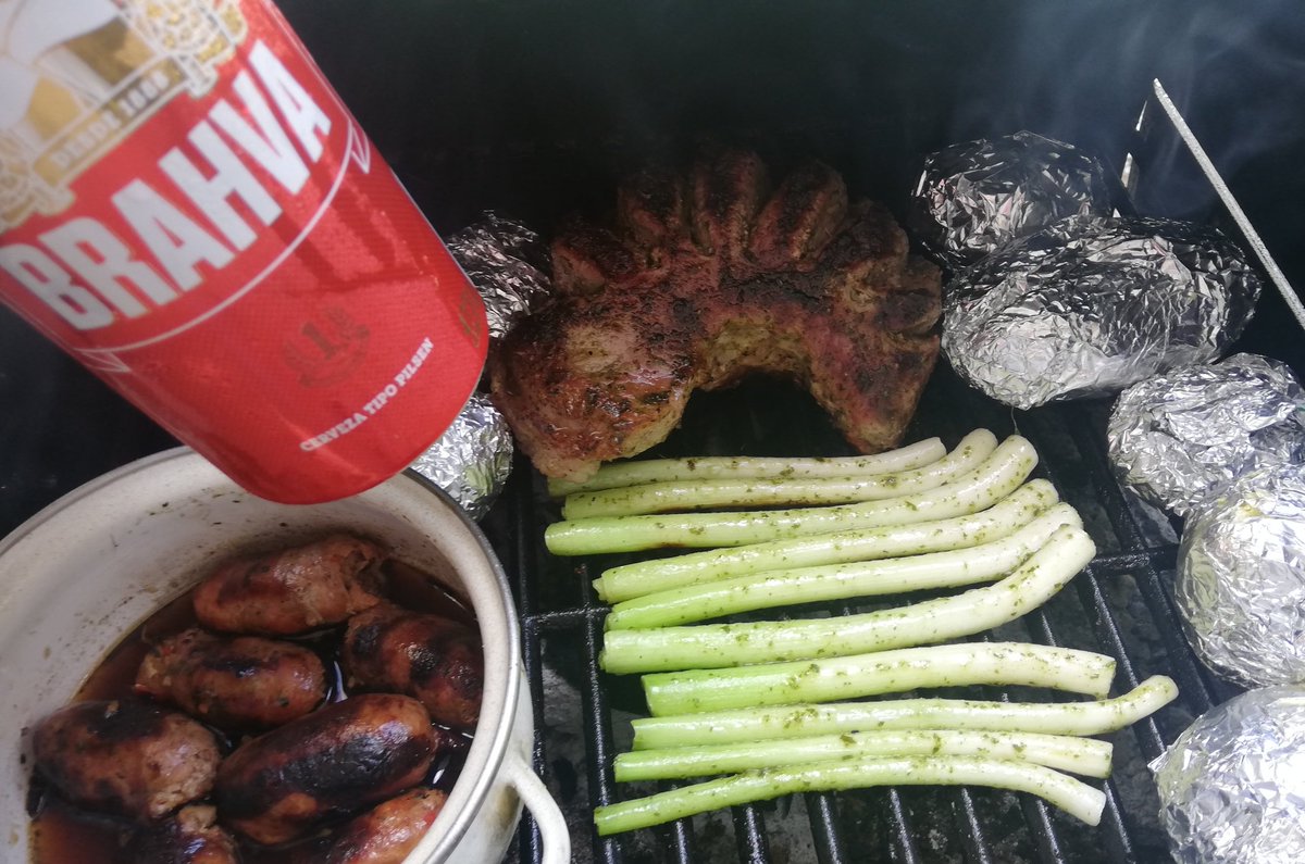 Wu wednesday Asado👐🏿🐝!! Fake Pooh bear on aside!!! Picanha, beer spicy sausages, cebollin, and grill cheese potatoes!!! BRAHVA LIFE!! 🍺🥩🥔GRILL TIME!!!