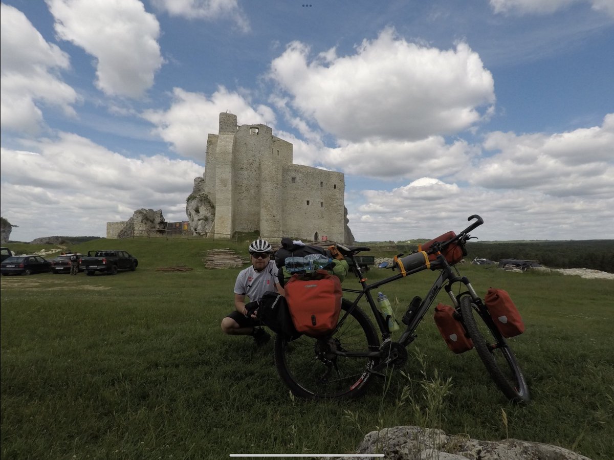 FreightlinerPL's tweet photo. #NajsilniejsiTuByli - Tomasz, #Maszynista-#Ustawiacz-#Rewident: #Bikepacking solo z #Częstochowa przez #Jura Krakowsko -Częstochowska 📸, #Żywiec, #Szczyrk, #Wisła, #Zilina, #Trnava, #Bratysława, #Balaton 📸, #Budapeszt 📸. W 15 dni przejechał 1️⃣2️⃣1️⃣0️⃣ km!
#Najsilniejsi 💪 #rower https://t.co/asnJmom9yk
