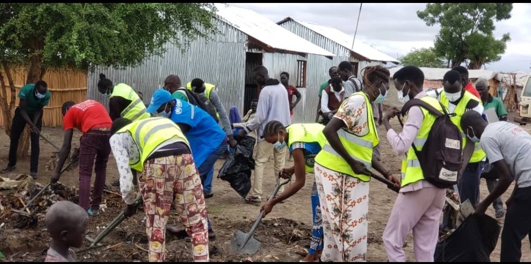 HildaOchuonyo's tweet photo. Today @UNHCRSouthSudan joined WASH partners and IDPs in #Bentiu for the General Environment Clean-up Campaign in Site D.
With the #cholera outbreak in #Unity_State, good sanitation behaviour must be maintained.
@CCCMSouthSudan https://t.co/CNF3TF78Bv