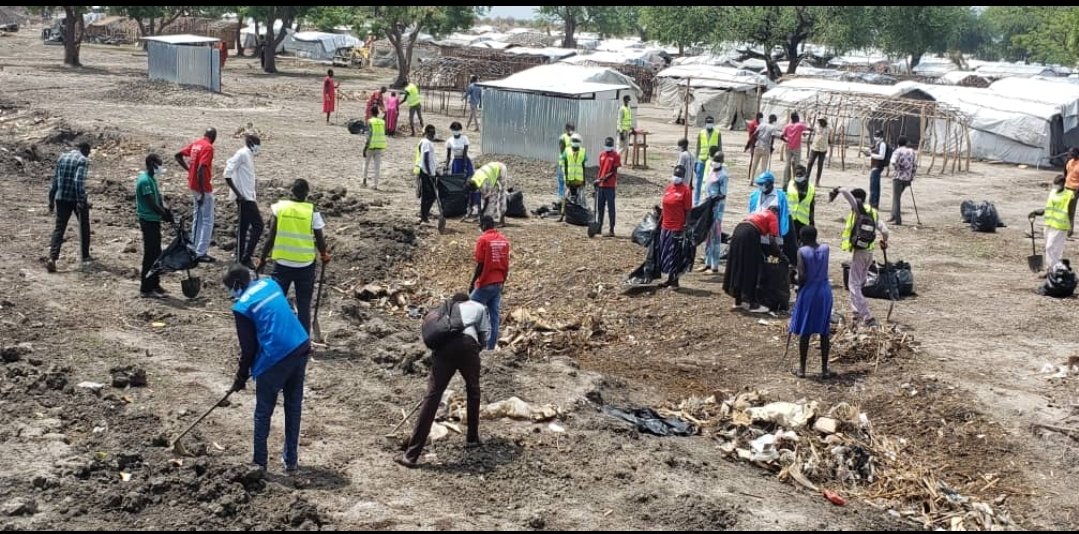 HildaOchuonyo's tweet photo. Today @UNHCRSouthSudan joined WASH partners and IDPs in #Bentiu for the General Environment Clean-up Campaign in Site D.
With the #cholera outbreak in #Unity_State, good sanitation behaviour must be maintained.
@CCCMSouthSudan https://t.co/CNF3TF78Bv