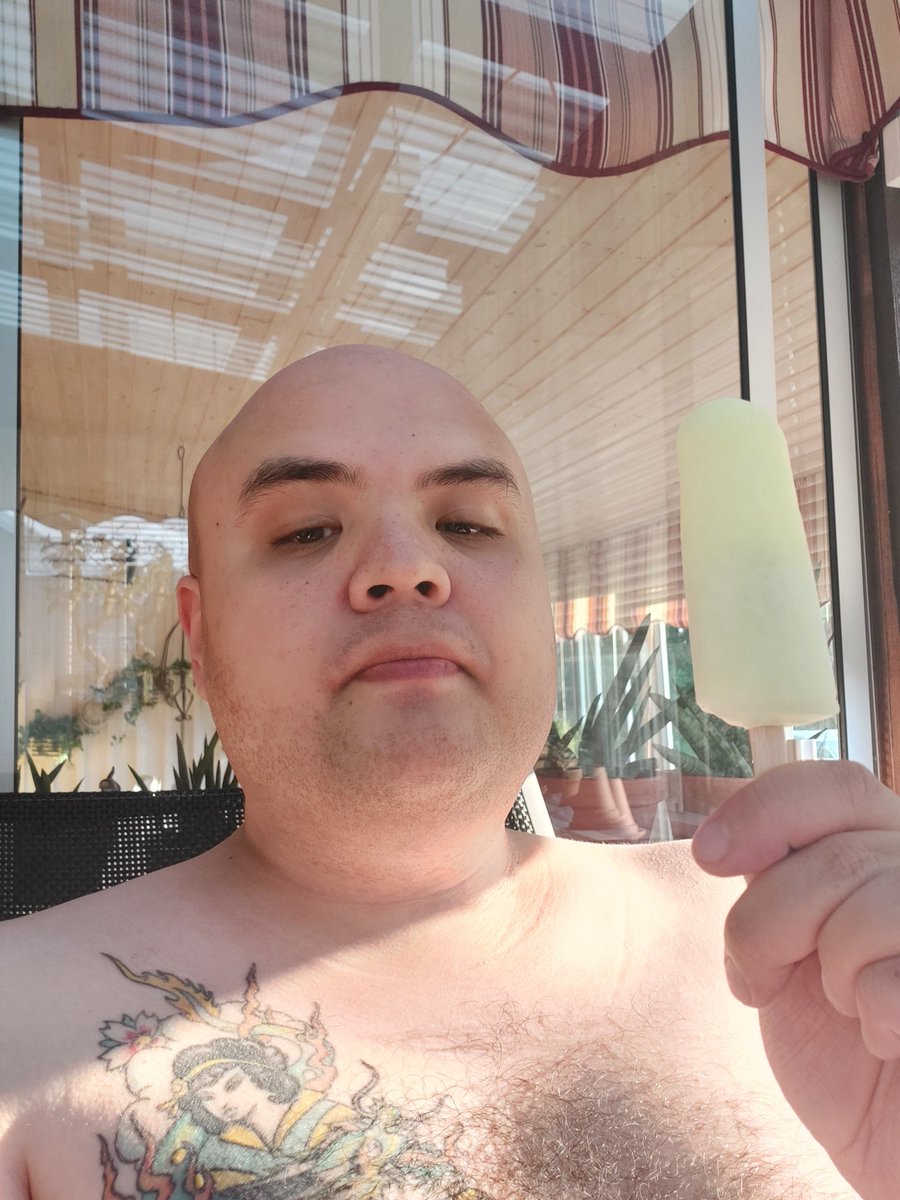 owikj's tweet photo. #feelintheheat☀️ #feelintheheatofsummer #haveapopsicle #popsicle #piggelin #icecream #shirtlessselfie #hairychest #tattoo #warmsummerdays☀️ 🧊🍦 https://t.co/0aCLnID0Hc